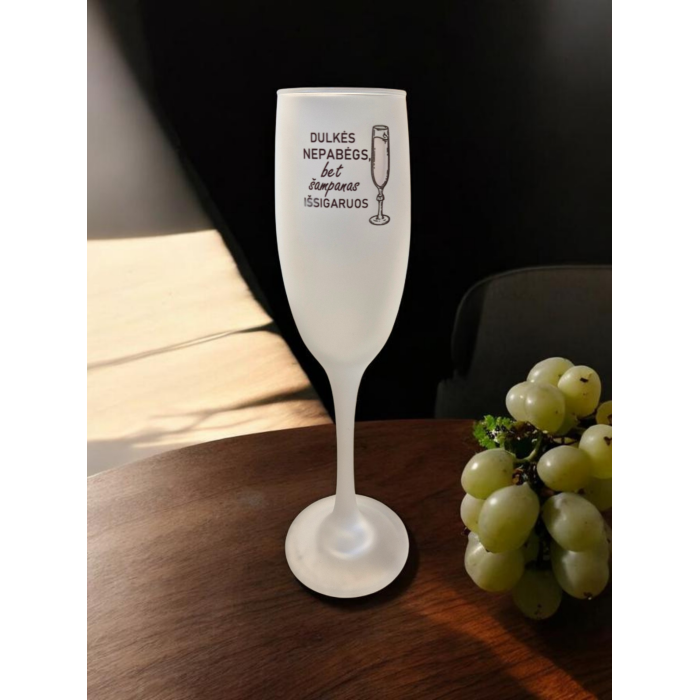 Šampano taurė „Dulkės nepabėgs, bet šampanas...